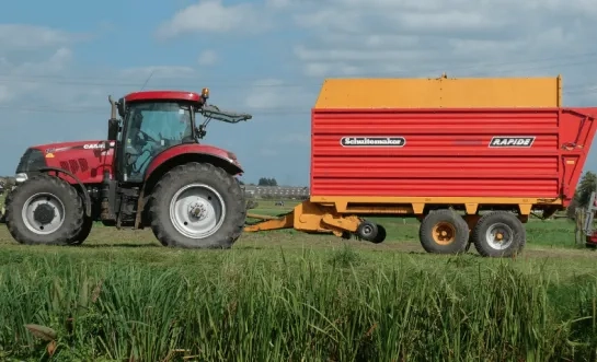 tractor met aanhangwagen rechtenvrij