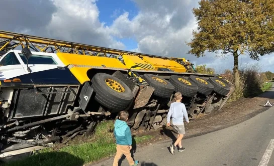 kraanwagen in de gracht Velveken Geel Facebook