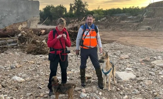 Sofie Debruyne en hond scooter (links) in het rampgebied nabij Valencia