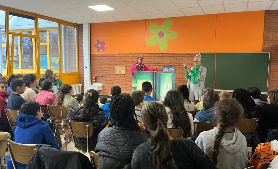 De leerlingen van basisschool Tovertuin hangen aan de lippen van Ann Ceurvels