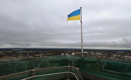 de Oekraïense vlag wappert op de Sint-Romboutstoren