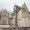 kerk geel in de steigers