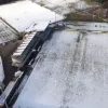 Dronebeeld van besneeuwd voetbalveld in Heist.