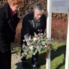 Bloemen bij herdenkingsbord Karel Van Noppen