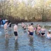 Nieuwjaarsduik in Baalse Hei Turnhout: vrijwilligers maken water ijsvrij
