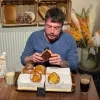 Steff Hens eet meer dan 2 kilo koffiekoeken in 22 minuten