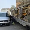 bestelwagen rijdt zich vast onder marktkraam in Turnhout