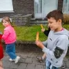 De kinderen testen de ijsjesnorm met plezier uit