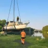 Verloederde boten in de jachthaven in Herentals worden weggetakeld