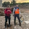 Sofie Debruyne en hond scooter (links) in het rampgebied nabij Valencia