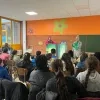 De leerlingen van basisschool Tovertuin hangen aan de lippen van Ann Ceurvels