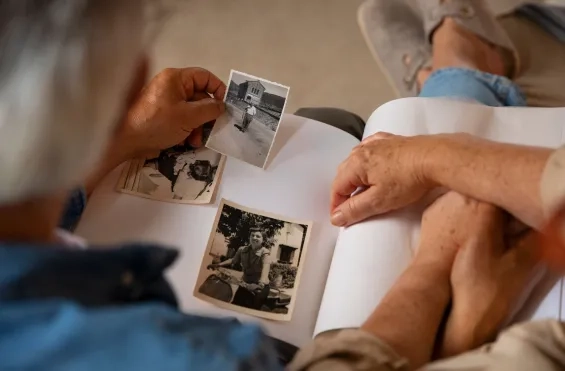 Samen oude foto's bekijken