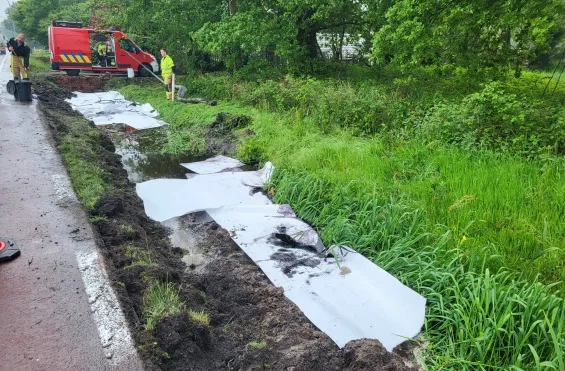 brandweer herstelt berm Molseweg