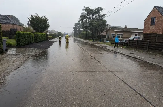 De brandweer is aanwezig bij wateroverlast op de Isschotweg